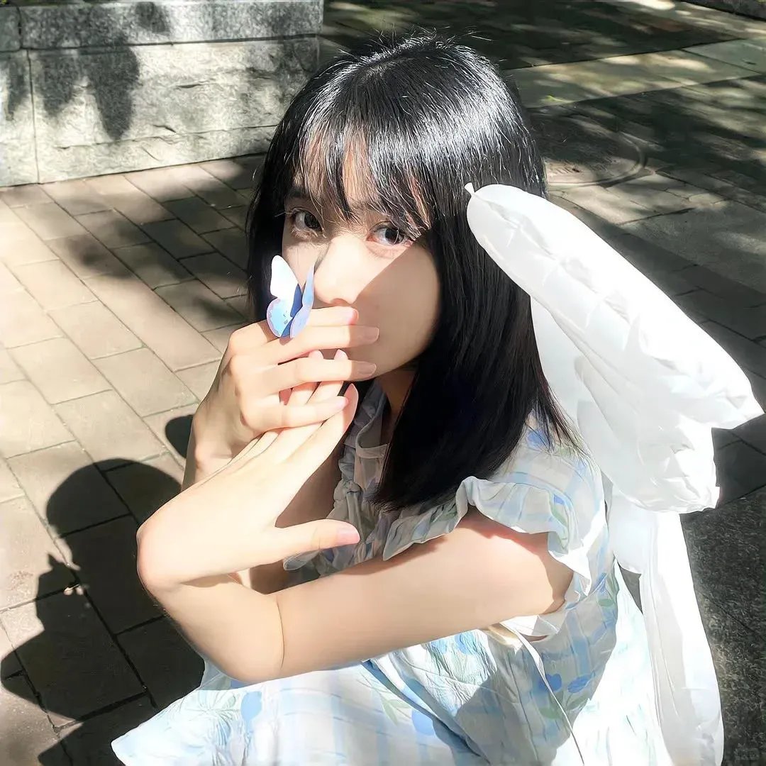 女生出拳